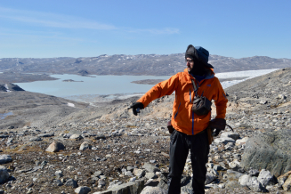 港大地球科學系副教授Alex Webb博士於格陵蘭伊蘇地區考察，研究38億年前可能經『熱管模式』所形成的老石。